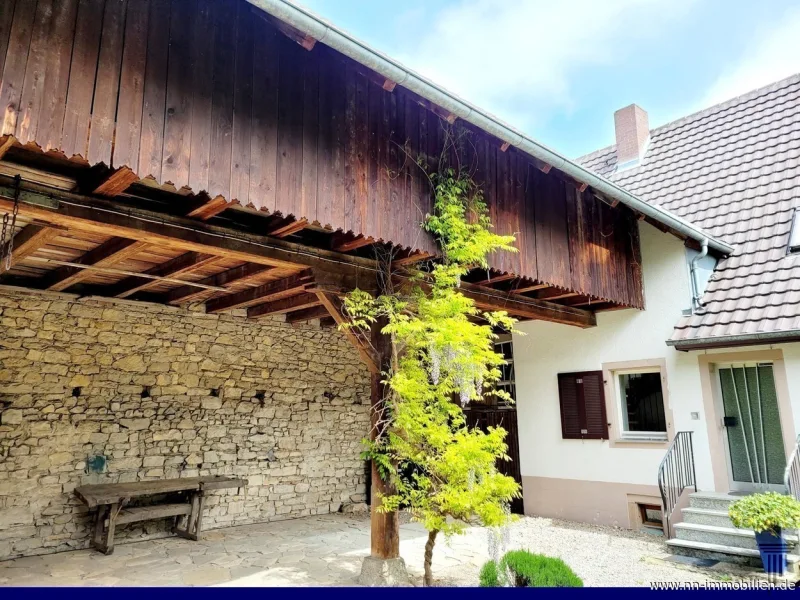 Aussenansicht - Einfamilienhaus - Hof - Haus kaufen in Freiburg - OBERRIMSINGEN - ENTWICKLUNGSSTARKES EINFAMILIENHAUS MIT SCHOPF UND SCHEUNE!