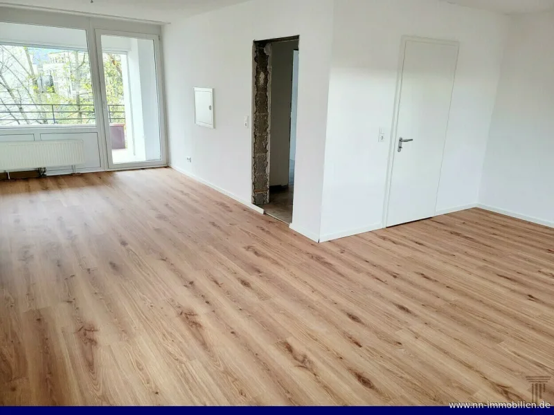 Wohn-/Essbereich mit Zugang zum Balkon - neue Innentür wird noch montiert!