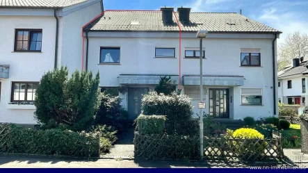 Aussenansicht - Eingangsbereich vom Haus - Haus mieten in Weingarten - WOHLFÜHLHAUS  IDEAL FÜR DIE FAMILIE - BEZUG ZUM 01.05.2025!