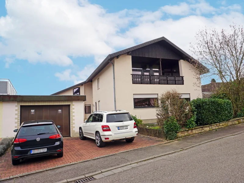 Straßenansicht - Haus kaufen in Sinsheim - Großes Einfamilienhaus in Sinsheim-Weiler!