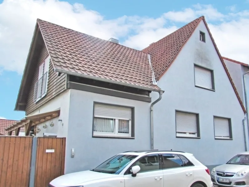Vorderansicht - Haus kaufen in Kronau - Einfamilienhaus inkl. Nebengebäude in Kronau mit großem bebaubaren Grundstück!
