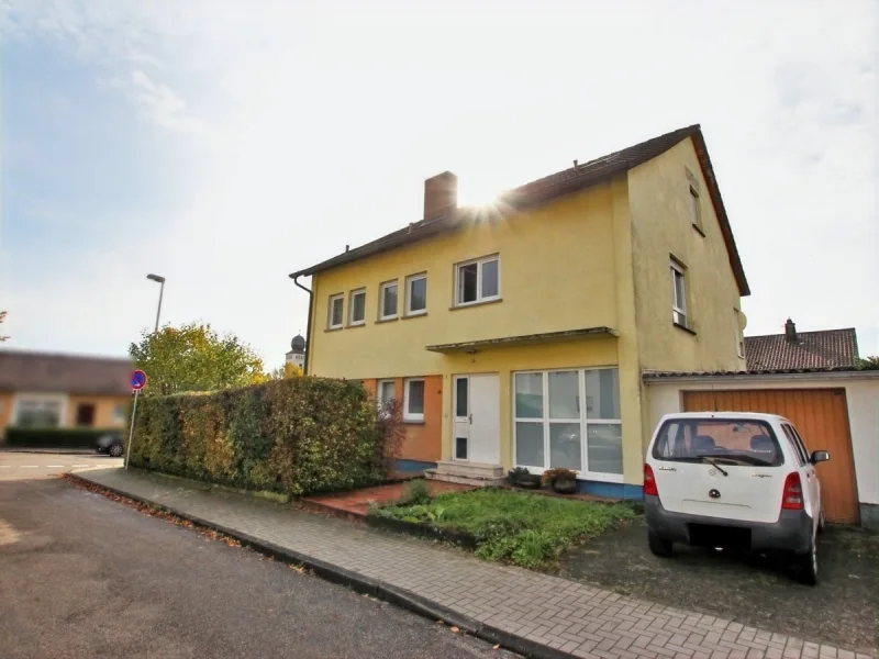 Straßenansicht - Haus kaufen in Bretten - Großes Einfamilienhaus in Bretten!