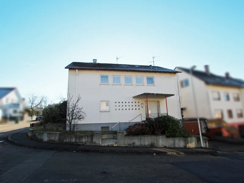 Straßenansicht und Eingang - Haus kaufen in Bretten - Einfamilienhaus in Bretten!