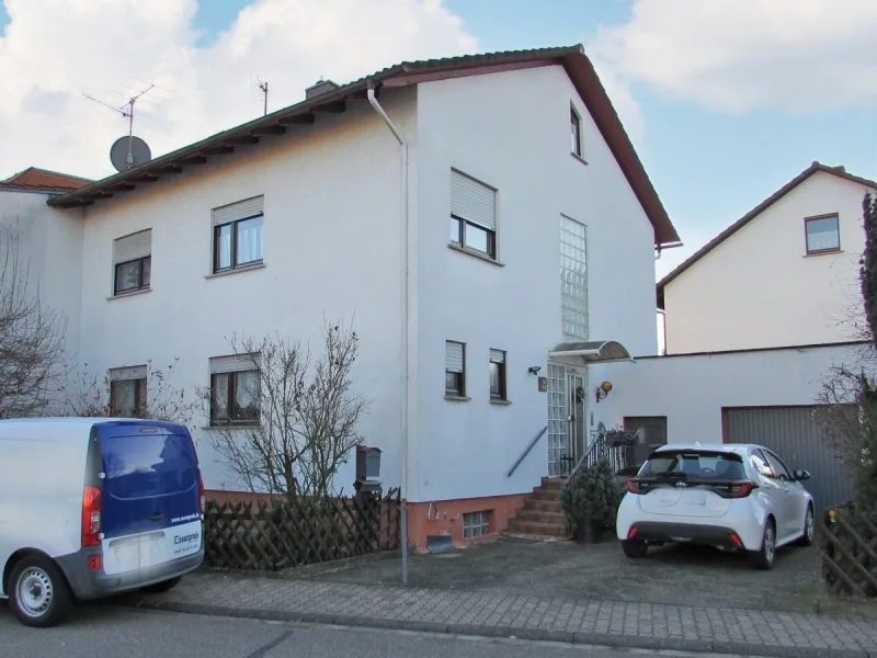 Blick auf die Doppelhaushälfte - Haus kaufen in Ubstadt-Weiher - Doppelhaushälfte in Ubstadt-Weiher, OT Weiher!