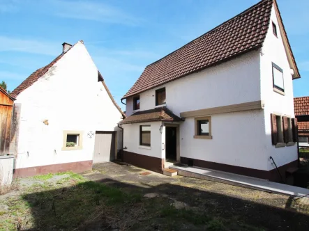 Hausansicht und Nebengebäude - Haus kaufen in Kraichtal - Einfamilienhaus mit Nebengebäude in Gochsheim!