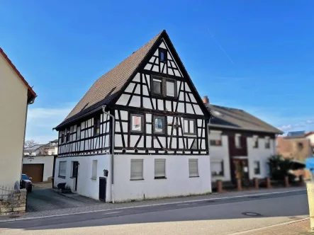 Straßenansicht - Haus kaufen in Zuzenhausen - Teilsaniertes Fachwerkhaus nach EWärmeG in Zuzenhausen! Kein Denkmalschutz!