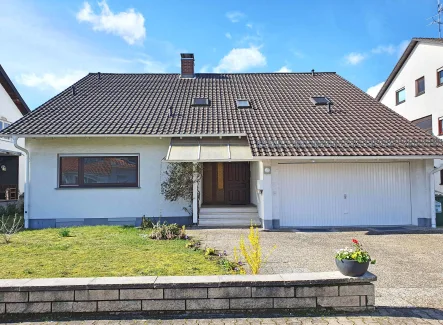 Blick auf das Haus - Haus kaufen in Waghäusel - Einfamilienhaus mit Einliegerwohnung in Waghäusel, OT Wiesental!