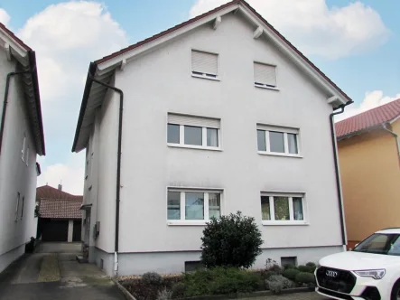 Blick auf das Haus - Haus kaufen in Ubstadt-Weiher - Gut vermietetes 3-Familienhaus in Ubstadt-Weiher, OT Weiher!
