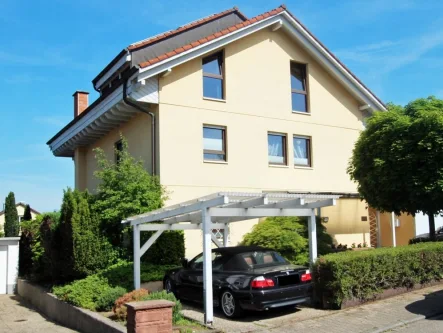 Ansicht mit Carport - Haus kaufen in Wiesloch - Zweifamilienhaus in bester Lage von Wiesloch!