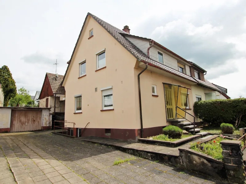 Ansicht mit Hof und Garage - Haus kaufen in Bretten - Einfamilienhaus in Bretten!