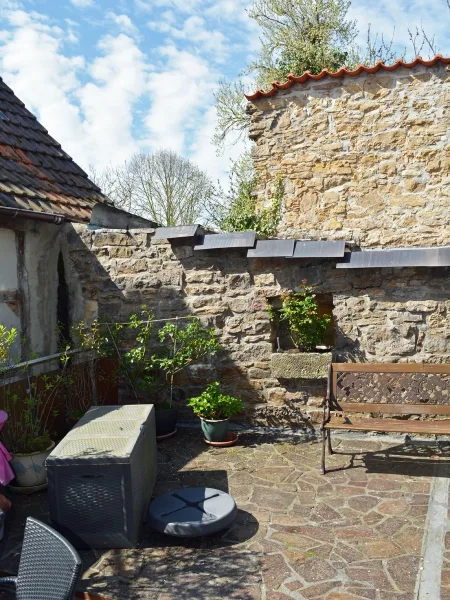 Terrasse und Stadtmauer