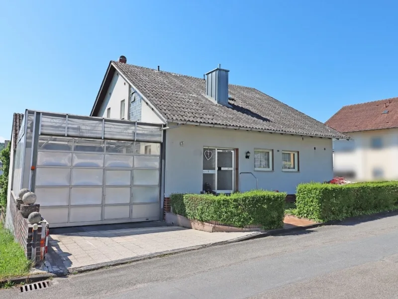 Blick auf das Haus - Haus kaufen in Ubstadt-Weiher - Einfamilienhaus mit Einliegerwohnung in Ubstadt-Weiher, OT Zeutern!