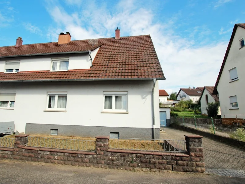 Straßenansicht - Haus kaufen in Bretten - Doppelhaushälfte in Bretten-Wanne!