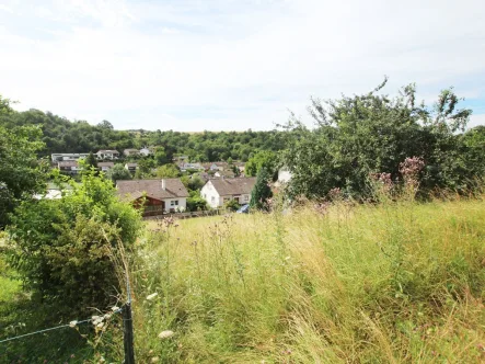 Blick von oben aufs Grundstück - Grundstück kaufen in Knittlingen - Baugrundstück in Knittlingen mit Weitblick!