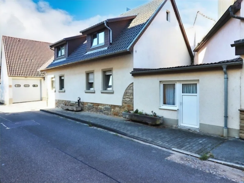 Straßenansicht rechts - Haus kaufen in Ubstadt-Weiher - Einfamilienhaus mit Garten und Scheune in Ubstadt-Weiher, OT Stettfeld!