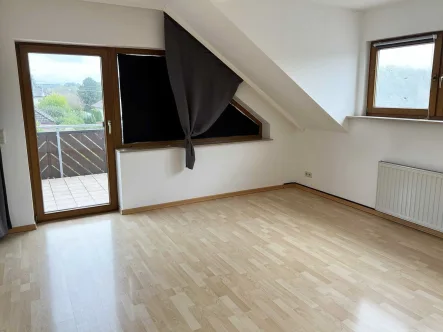 Wohnzimmer - Wohnung kaufen in Kirchardt - Naturnahe Dachgeschosswohnung in Kirchardt, OT Berwangen!