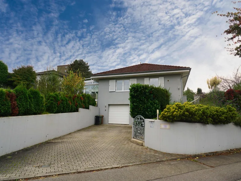 Straßenansicht - Haus kaufen in Sinsheim - Bungalow mit Stil und tollem Grundstück in Sinsheim!