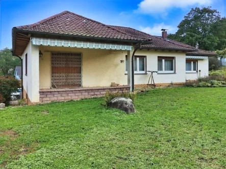 Gartenansicht - Haus kaufen in Ubstadt-Weiher - Eckbungalow mit großem Garten in Ubstadt-Weiher, OT Zeutern!