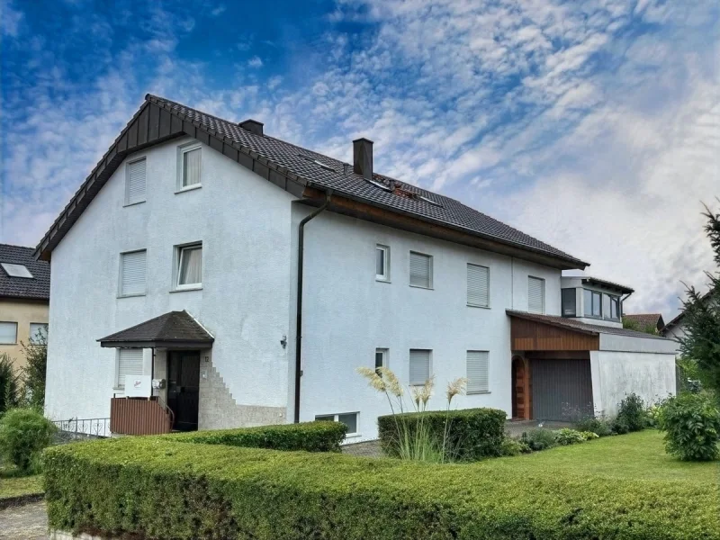 Straßenansicht - Haus kaufen in Kürnbach - Zwei- bis Dreifamilienhaus in ruhiger Lage!