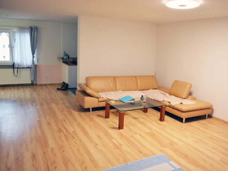 Wohn-/Ess- und Küchenbereich - Wohnung mieten in Waghäusel - Große 2-Zimmer-Wohnung inkl. Einbauküche und Stellplatz in Waghäusel, OT Wiesental!