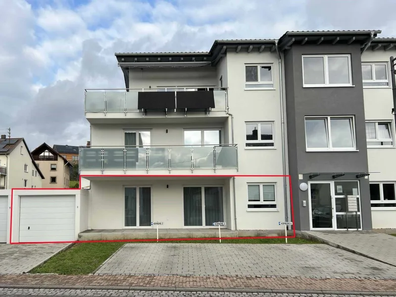 Außenansicht mit Garage - Wohnung mieten in Östringen - Moderne 3-Zi.-Erdgeschosswohnung in Tiefenbach!