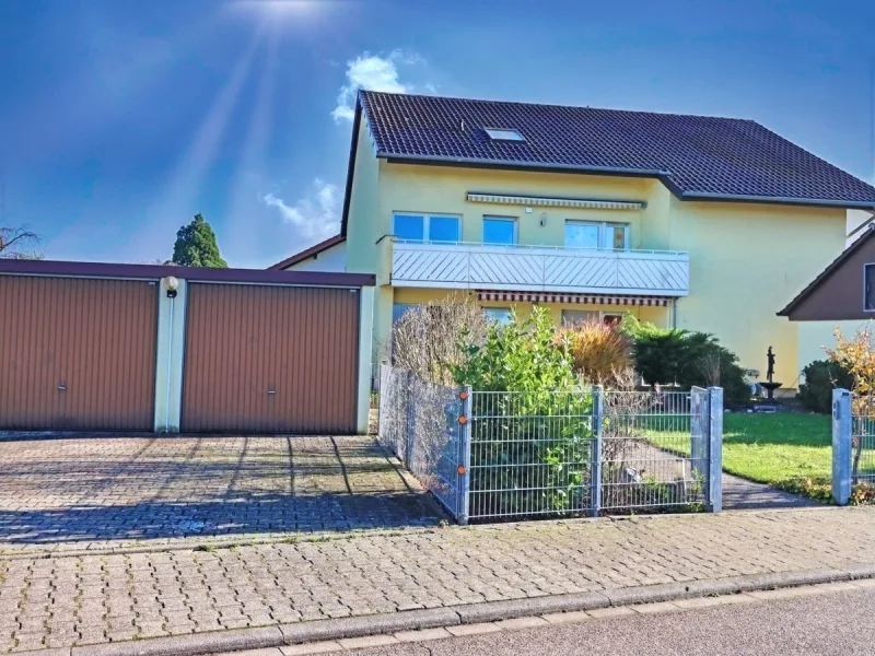 Vorderansicht - Haus kaufen in Bad Schönborn - Große Doppelhaushälfte am Ortsrand von Bad Schönborn, OT Mingolsheim!