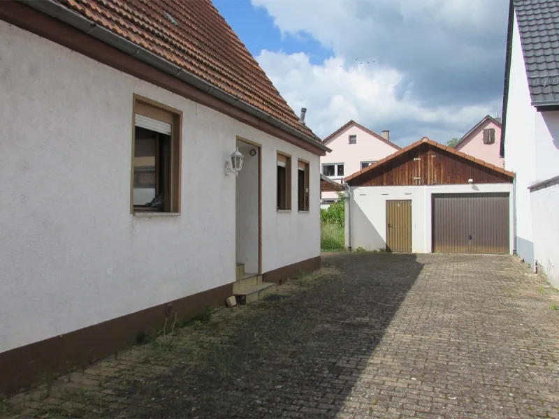 Hof mit Garage