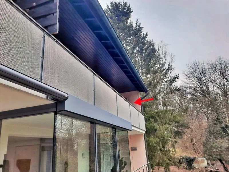 großer überdachter Balkon