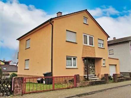 Blick auf das Haus - Haus kaufen in Östringen - Einfamilienhaus auf großem Grundstück in Östringen!