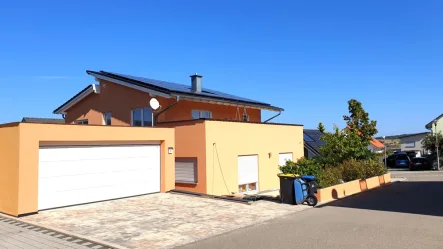 schönes 2 Familienhaus - Haus kaufen in Straubenhardt / Ottenhausen - MODERNSTES 2 FAMILIENHAUS MIT WÄRMEPUMPE, FUßBODENHEIZUNG, PHOTOVOLTAIK, 3-FACH ISOLIERGLASFENSTER
