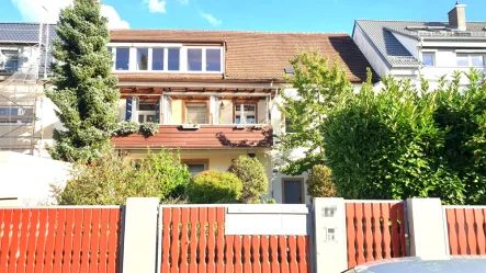 der erste Eindruck - Haus kaufen in Karlsruhe / Südweststadt - 3 FAMILIENHAUS MIT ca. 130 m² HALLE UND BÜROS IN ZENTRALSTER LAGE