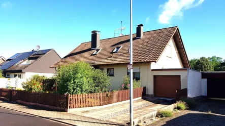 Straßenseite rechts - Haus kaufen in Windesheim - GROßZÜGIGES FAMILIENHAUS MIT TAGESLICHTBÄDERN, WINTERGARTEN, GARTEN, PKW GARAGE...