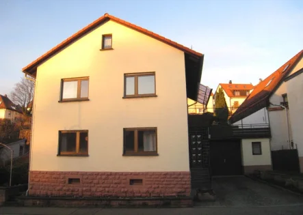 interessantes Familienhaus - Haus kaufen in Waldbronn / Busenbach - 1-2 FAMILIENHAUS MIT DACHTERRASSE, GROßER GARAGE...