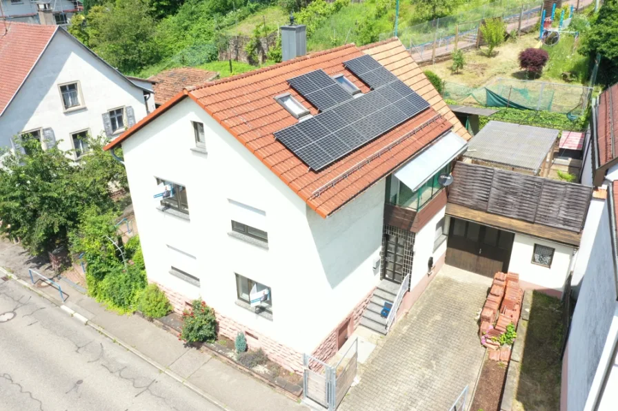 interessantes Familienhaus - Haus kaufen in Waldbronn / Busenbach - 1-2 FAMILIENHAUS MIT DACHTERRASSE, GROßER GARAGE...