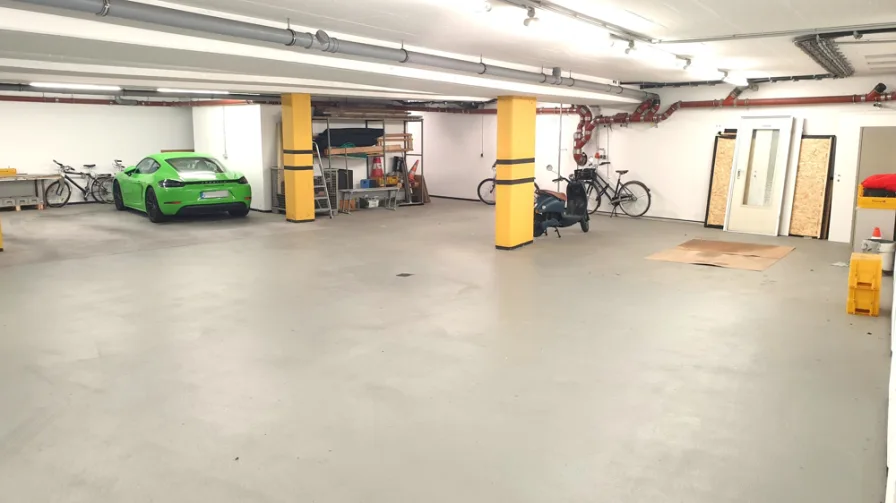 Tiefgarage mit Trafostation