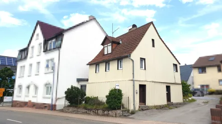 Straßenansicht - Haus kaufen in Pforzheim / Huchenfeld - VERMIETETES EINFAMILIENHAUS MIT INTERESSANTEM NEBENGEBÄUDE