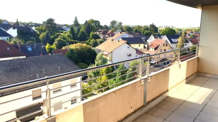 welch eine Sicht - Wohnung kaufen in Karlsruhe / Stupferich - PENTHOUSELIKE: NIEMAND MEHR ÜBER IHNEN MIT LIFT, GROßEM ÜBERDACHTEM BALKON, PKW-STELLPLATZ...