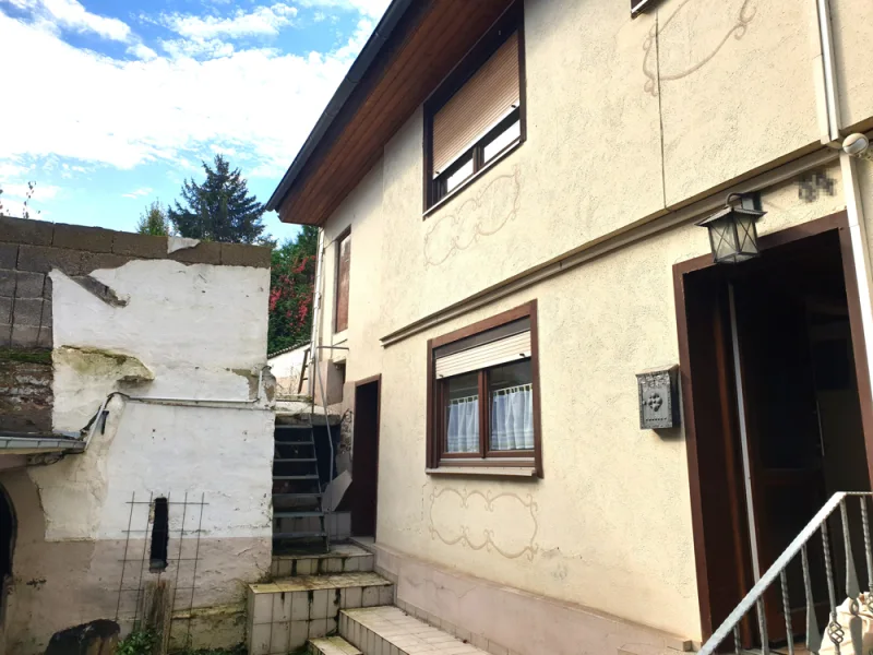 ca. 122 m² Wohnfläche - Haus kaufen in Pfinztal / Söllingen - INTERESSANTES, SANIERUNSGBEDÜRFTIGES FAMILIENHAUS MIT 3 SCHLAFZIMMERN