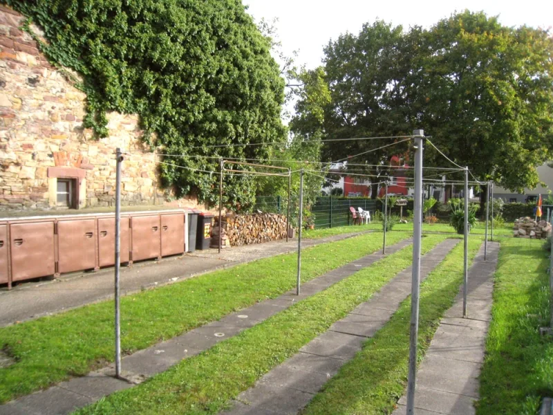 Innenhofbereich - Wohnung mieten in Karlsruhe / Grötzingen - IN HERVORRAGENDER ZENTRALER LAGE MIT SCHICKEM TAGESLICHT BADEZIMMER, PARKETT, BALKON...