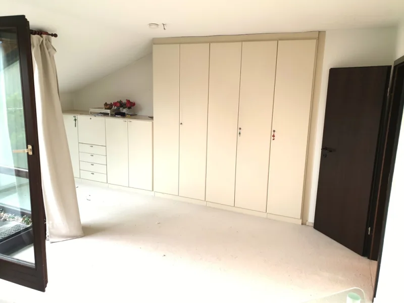 mit Einbauschrank