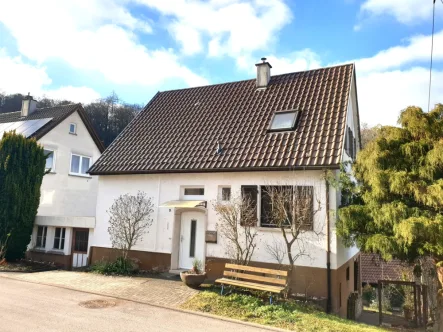 kleines Einfamilienhaus - Haus kaufen in Neuenbürg / Arnbach - FREISTEHENDES EINFAMILIENHAUS MIT GROßEM GARTEN, TAGESLICHTBAD, GÄSTE WC, ANBAU UND STELLPLATZ...