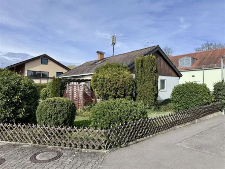Titelbild - Haus kaufen in Ehningen , Kr Böblingen - Freistehendes Fertighaus mit massivem Kellergeschoß