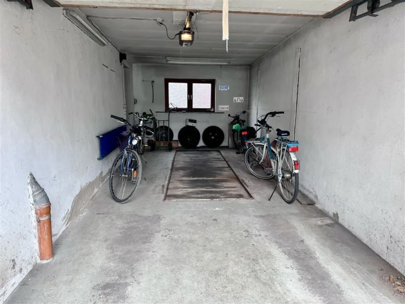 Garage rechts neuer Hausteil