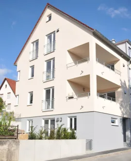 Gebäudeansicht - Wohnung mieten in Blaustein - pfiffig möblierte Wohnung mit Garten und Sonnenterrasse in Blaustein-Ehrenstein