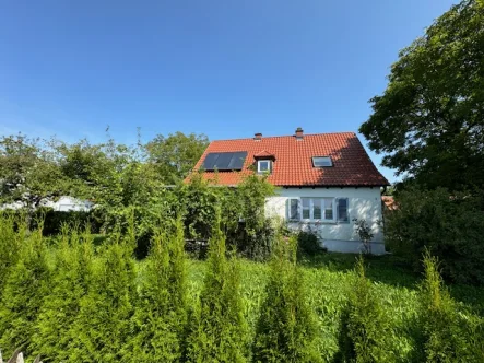 Außenansicht - Haus mieten in Illerkirchberg / Oberkirchberg - Sie lieben die Natur mit Ihren prächtigen Farben? Dann ist dieser Gartentraum für die Familie ideal.