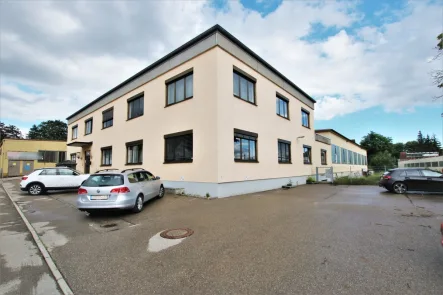 Außenansicht - Büro/Praxis mieten in Krumbach - großes Bürogebäude mit Erweiterungsmöglichkeiten einer Gewerbehalle