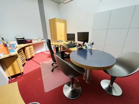 Angefrager Büroraum - Büro/Praxis mieten in Weißenhorn - Repräsentativer komplett möblierter Büroraum mit Plug & Play