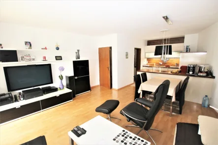 Wohnzimmer mit Blick zur Küche - Wohnung kaufen in Senden - Ruhig gelegene 3 Zimmer-Wohnung in Senden/Ay