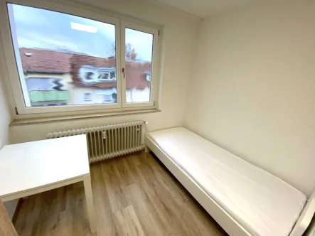 Wohn- und Schlafzimmer 3 - Wohnung mieten in Neu-Ulm - Zimmer mit eigenem Bad und Gemeinschaftsküche in der City von Neu-Ulm
