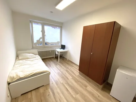 Zimmer - Wohnung mieten in Neu-Ulm - Zimmer mit eigenem Bad und kleiner Küche in der City von Neu-Ulm